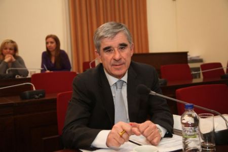 Πολιτική και οικονομική τρικυμία