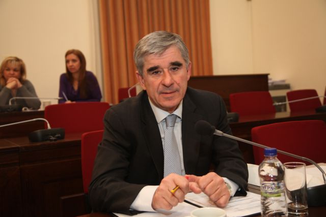 Πολιτική και οικονομική τρικυμία