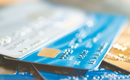 ΙΟΒΕ : Χάνουμε 2 δισ. ευρώ στα έσοδα ΦΠΑ από τη μειωμένη χρήση καρτών