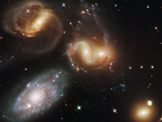 Γαλαξιακό κουιντέτο σε συνεχή σύγκρουση