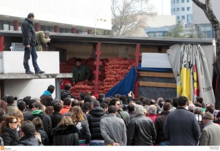 Αστυνομικοί μπλόκαραν τη διάθεση προϊόντων χωρίς μεσάζοντες