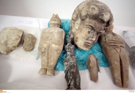 Για παράνομη κατοχή 230 αρχαίων αντικειμένων συνελήφθη 54χρονος