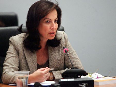 Α. Διαμαντοπούλου: «Το να έχεις χιλιάδες παιδιά , τα οποία δεν εντάσσονται στο σχολείο, σημαίνει ότι ετοιμάζεις γκέτο»