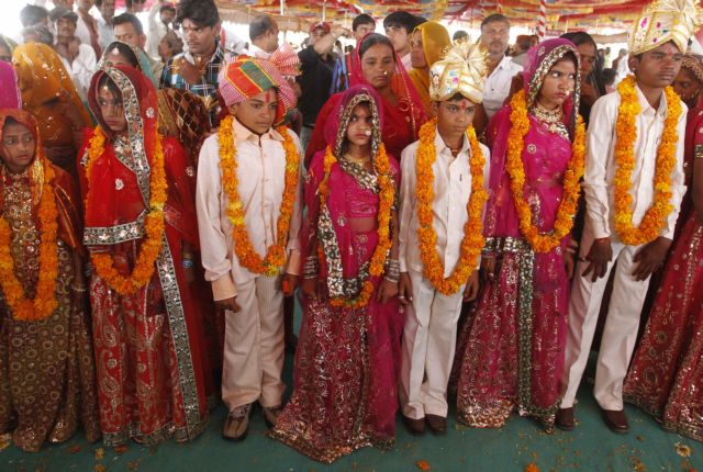Ινδία: Μαζικός γάμος για να σώσουν τα κορίτσια από το «χωριό της πορνείας»