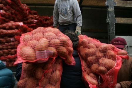 Θησαυρίζει το παρεμπόριο με τα βαφτίσια της πατάτας