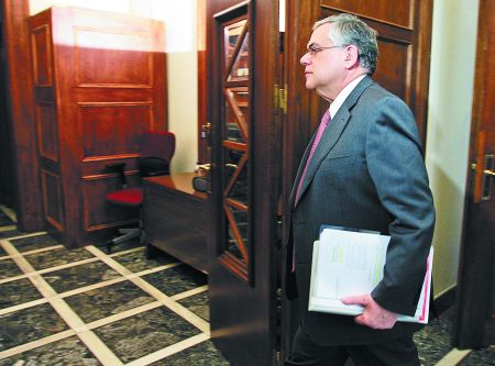 Ο μόνιμος εχθρός… Παπαδήμος