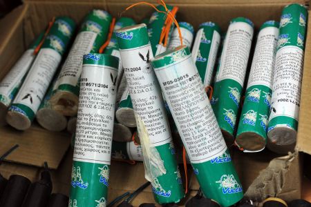 Με 25.000 κροτίδες στην κατοχή τους συνελήφθησαν τέσσερα άτομα