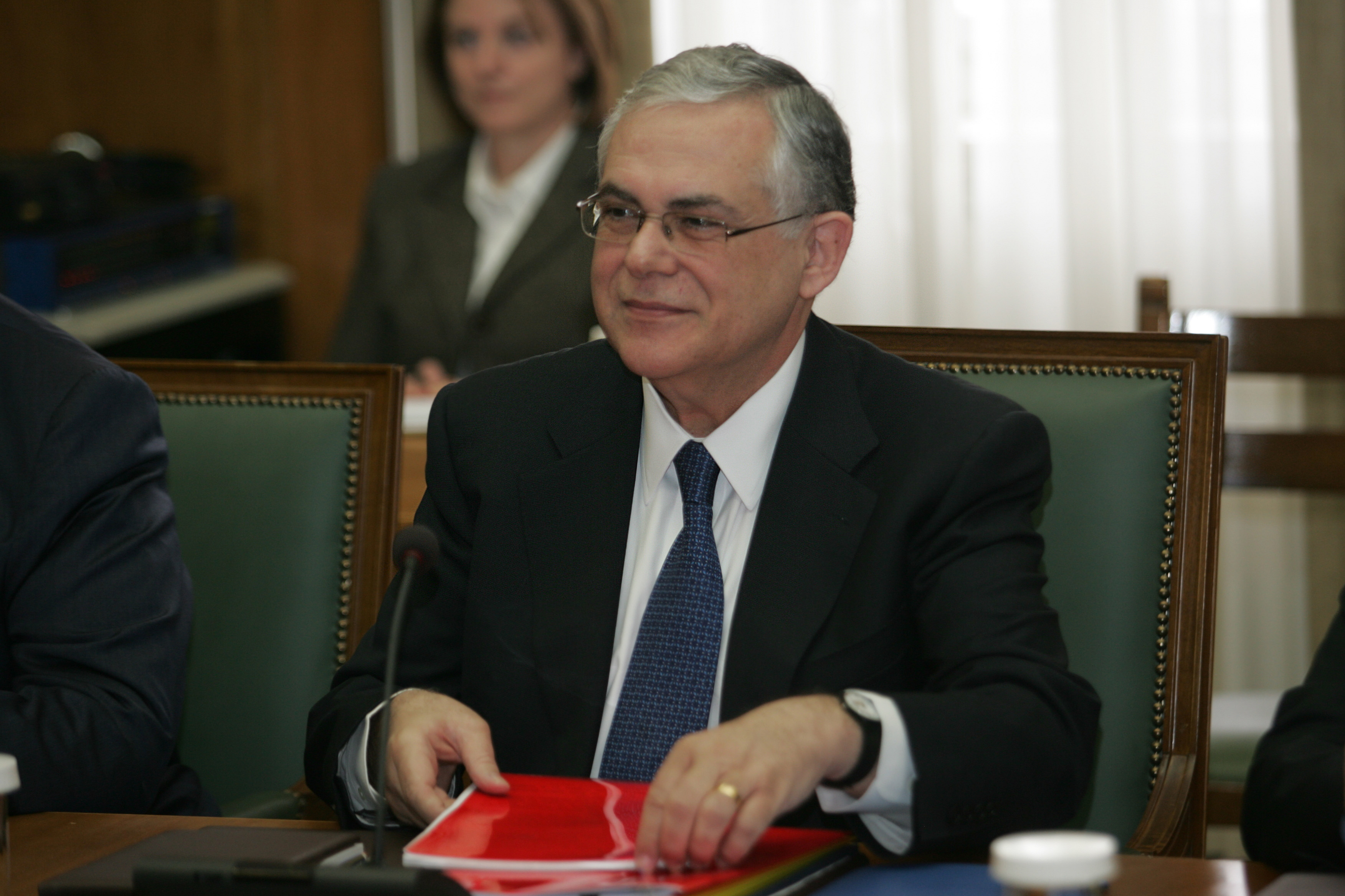 Λ.Παπαδήμος:Οικονομική και πολιτική ενοποίηση για την απασχόληση