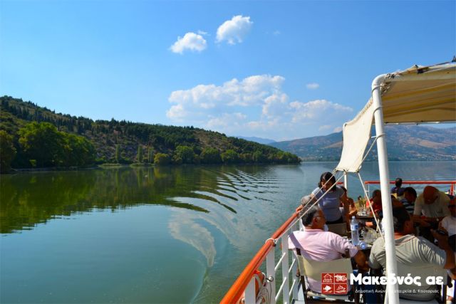 Περιήγηση στη λίμνη Καστοριάς με το «Ολύμπια»