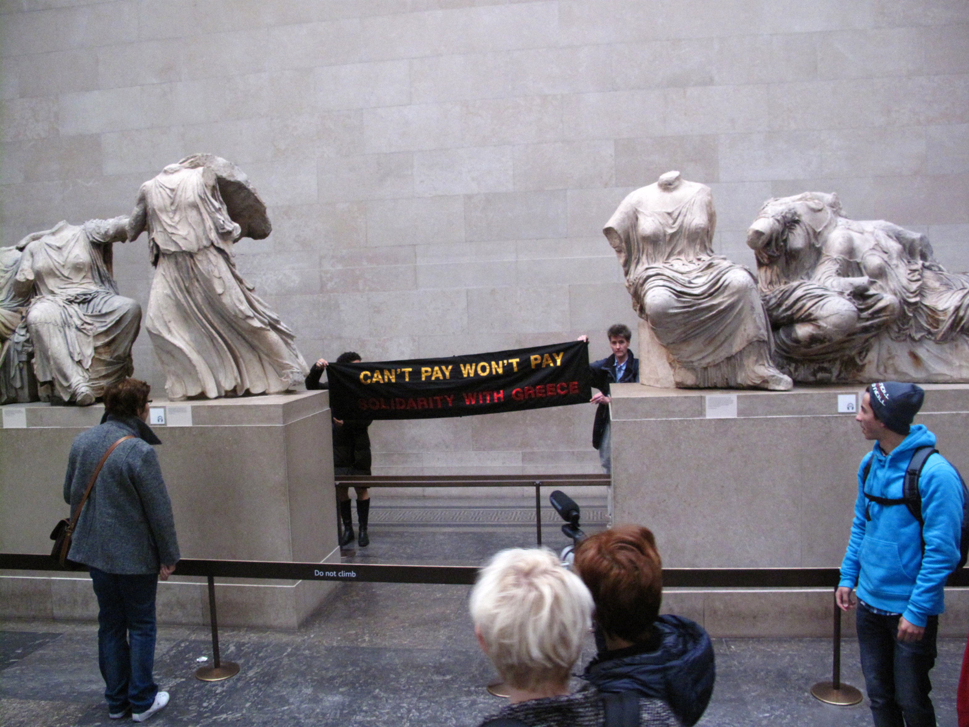 Ελληνες ανήρτησαν πανό αλληλεγγύης στο Βρετανικό Μουσείο