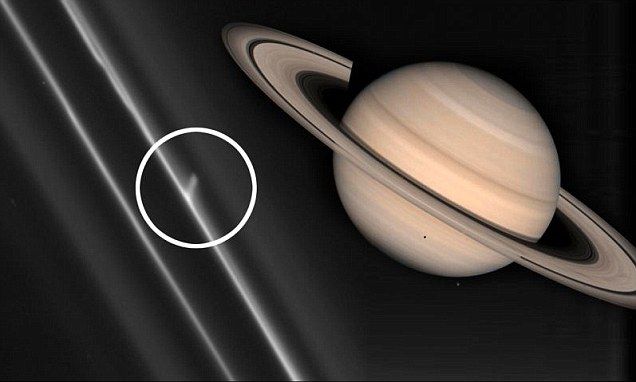 «Παγοπόλεμος» στο δακτυλίδι F του Κρόνου