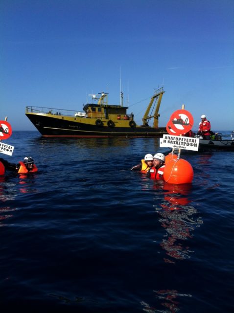 Μπλόκο της Greenpeace σε μηχανότρατα στο Αιγαίο