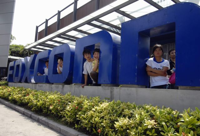 Κίνα: Απειλή ομαδικής αυτοκτονίας από 200 εργαζόμενους της Foxconn