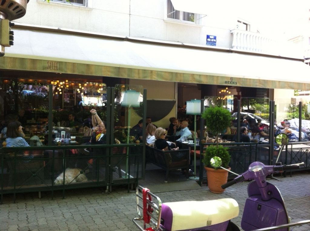 Περίπατος στην Αθήνα: Στο Select της Φωκίωνος Νέγρη