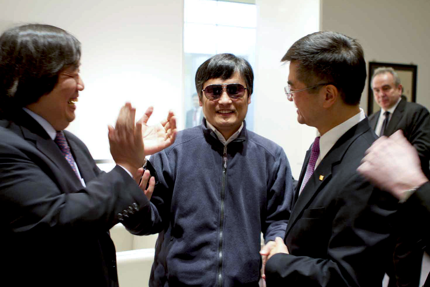 Κίνα: Ο Τσεν Γκουανγκτσένγκ θέλει μία θέση στο αεροπλάνο της Χίλαρι