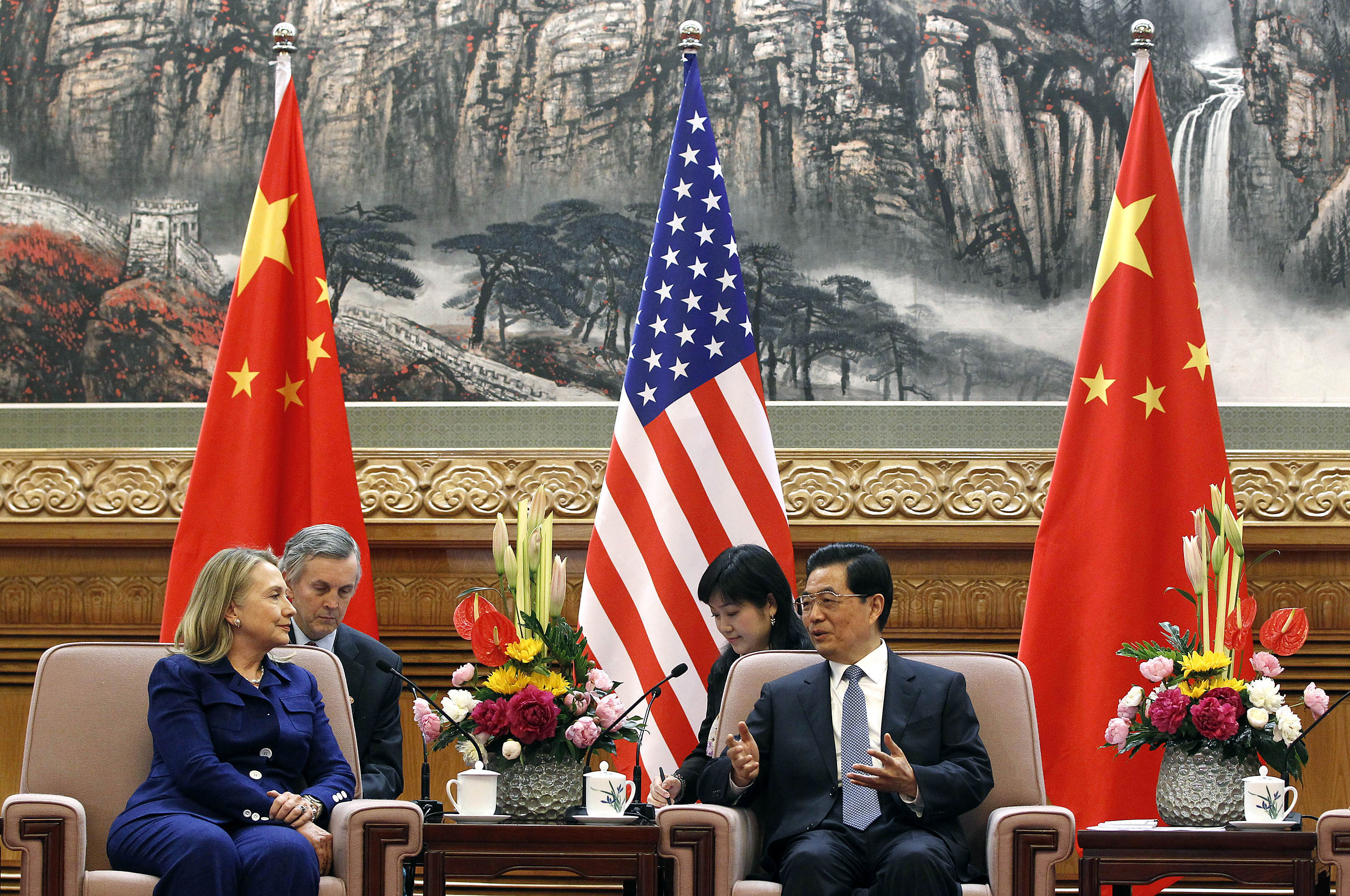 Χ. Κλίντον: Με το Πεκίνο μπορούμε να συζητάμε τις διαφορές μας