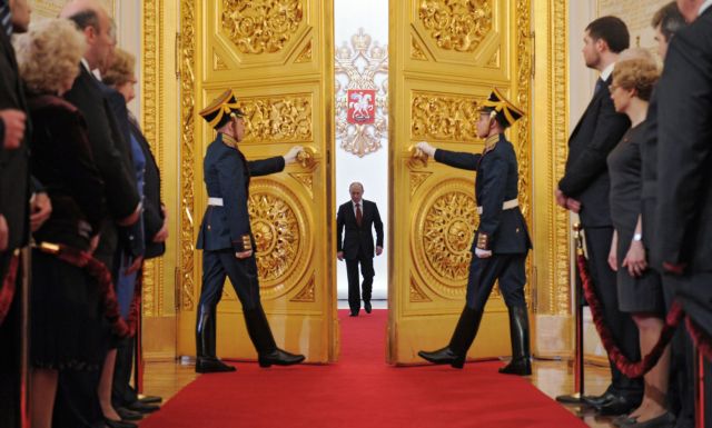 Οι εκλεκτοί του Κρεμλίνου και οι αρραβώνες της… δραχμής