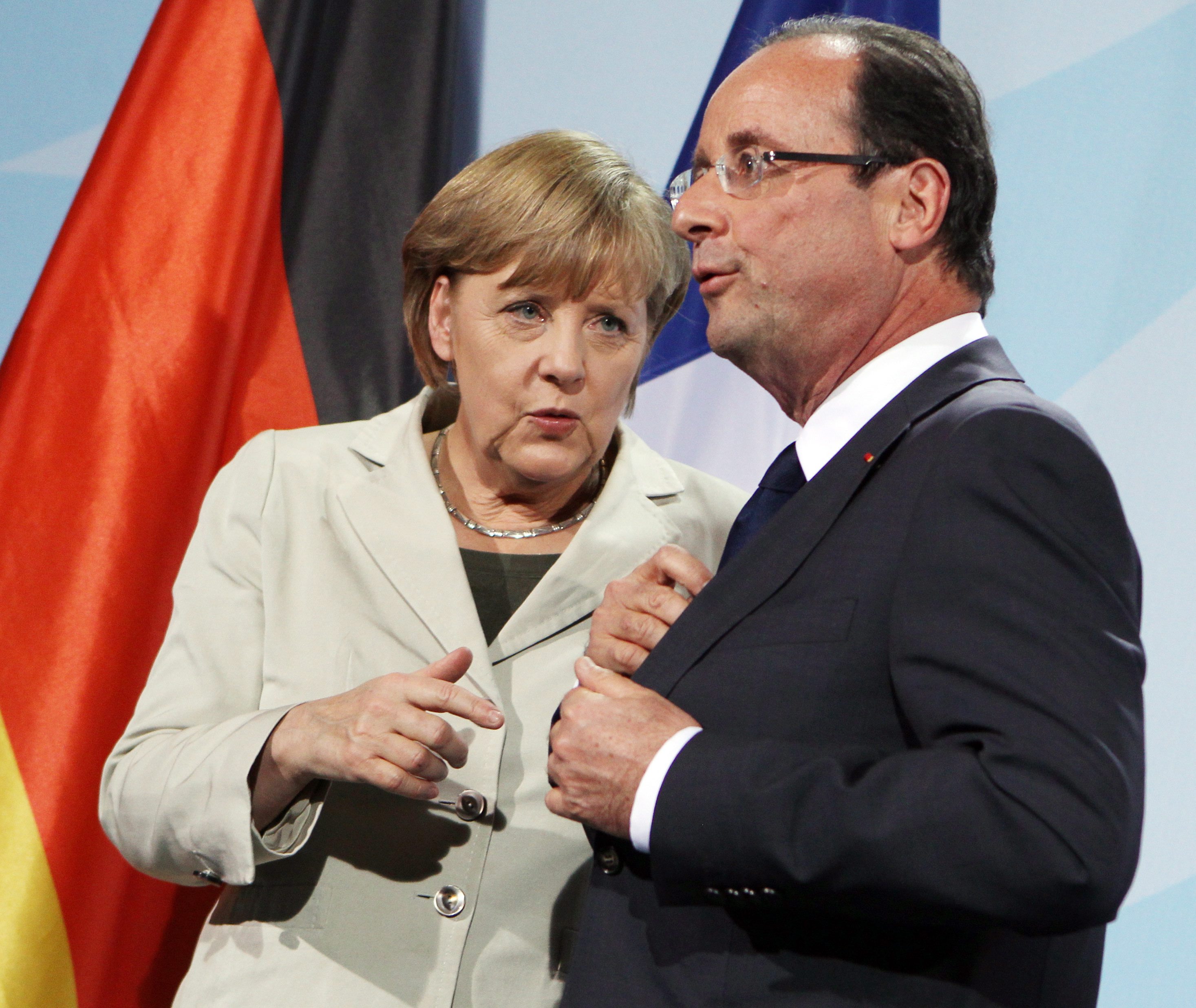 Ολάντ – Μέρκελ: θα μείνει η Ελλάδα στο ευρώ