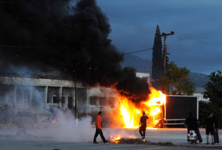 Πάτρα: Συγκρούσεις αστυνομικών με Χρυσαυγίτες σε καταυλισμό μεταναστών | tovima.gr