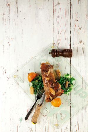 Χοιρινό κότσι µε σέλινο και αγριοσέλινο