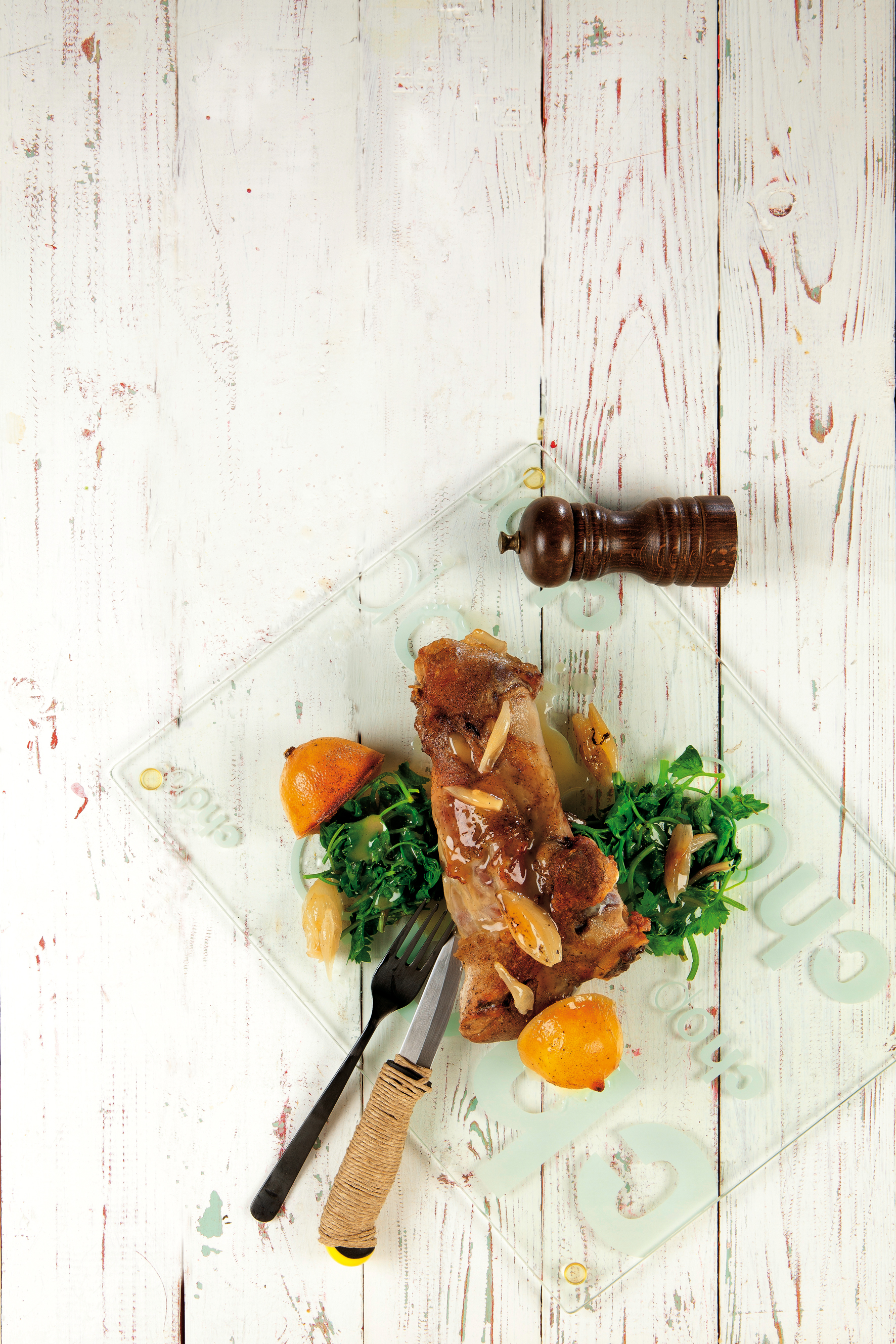 Χοιρινό κότσι µε σέλινο και αγριοσέλινο