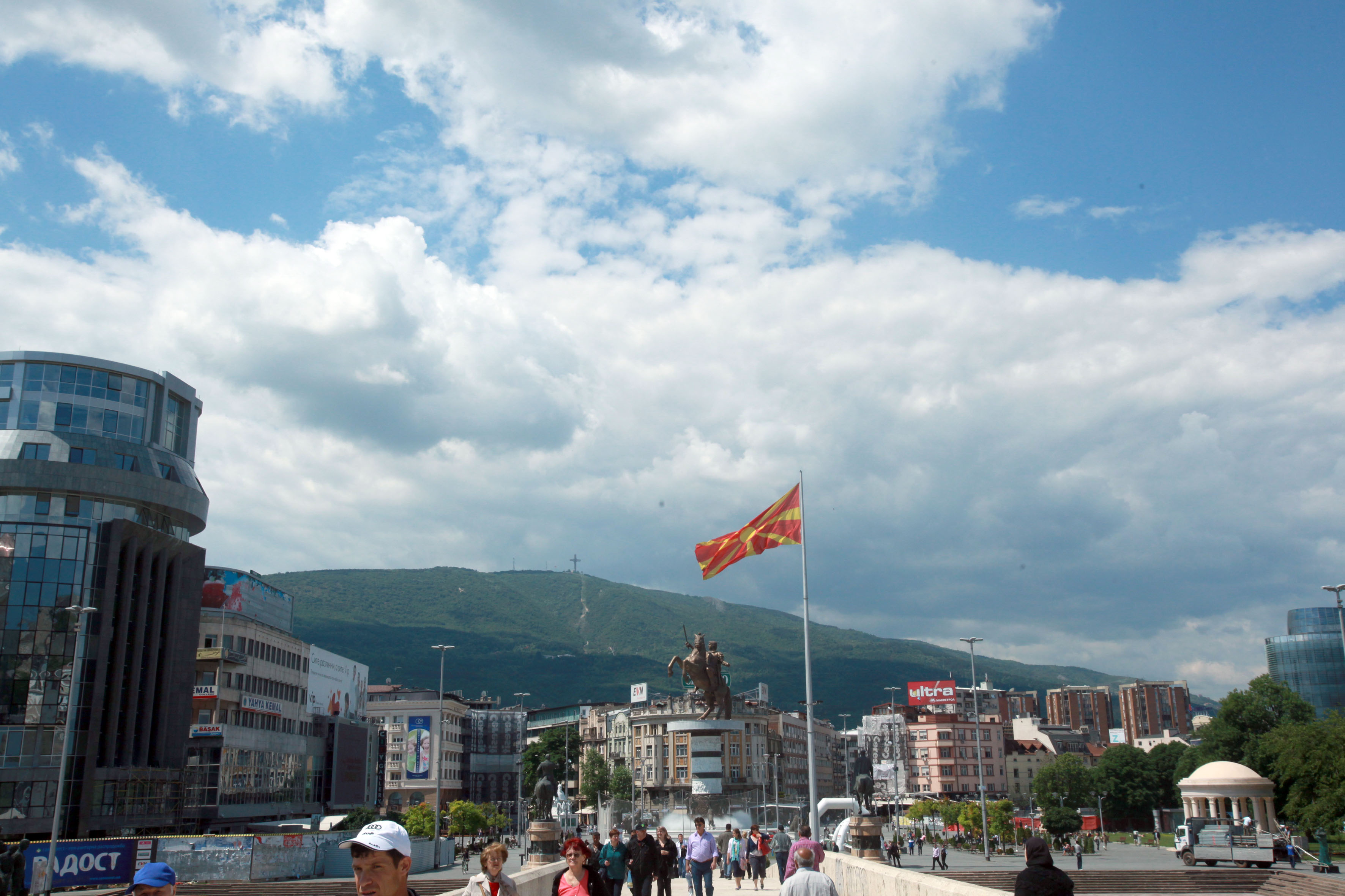 Σκόπια:Επίθεση με όλμους στο κτίριο της κυβέρνησης της πΓΔΜ