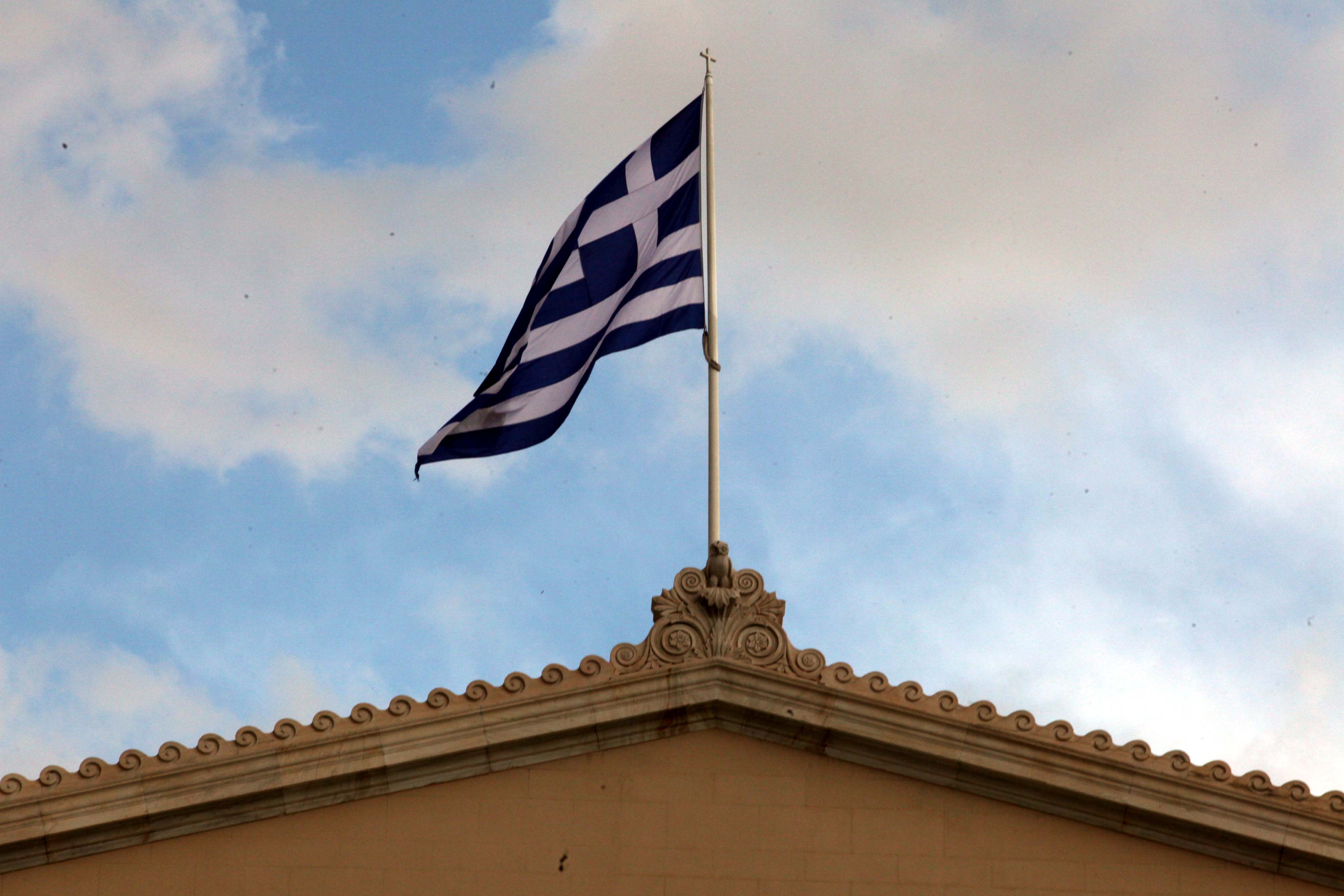 Ξένα ΜΜΕ: «Οι Ελληνες ανησυχούν πίσω από κλειστές πόρτες»
