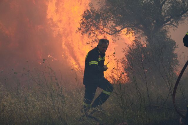 Σε εξέλιξη η φωτιά στην Κερατέα, σε ύφεση στο Κάτω Σούλι Μαραθώνα