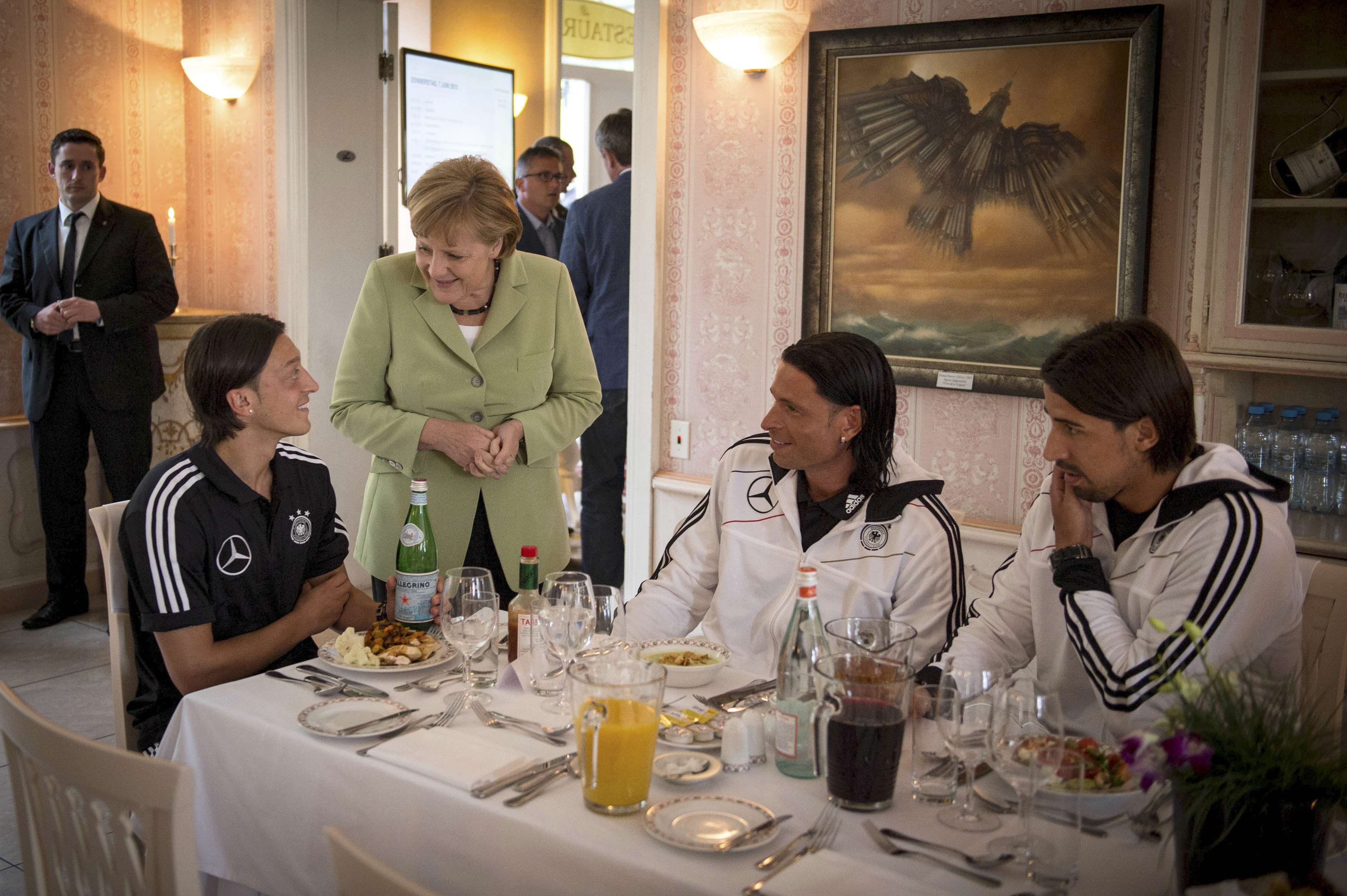 Euro: Παρούσα η Μέρκελ στον προημιτελικό Ελλάδας-Γερμανίας