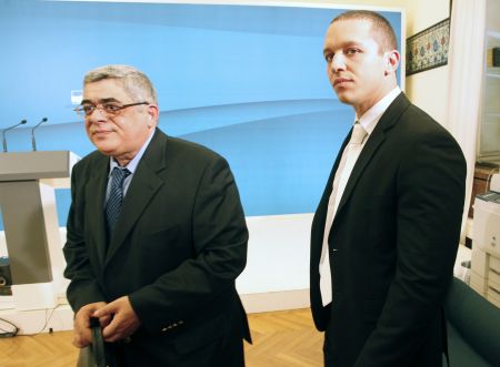 Πρώην στέλεχος της Χρυσής Αυγής μηνύει Μιχαλολιάκο-Κασιδιάρη