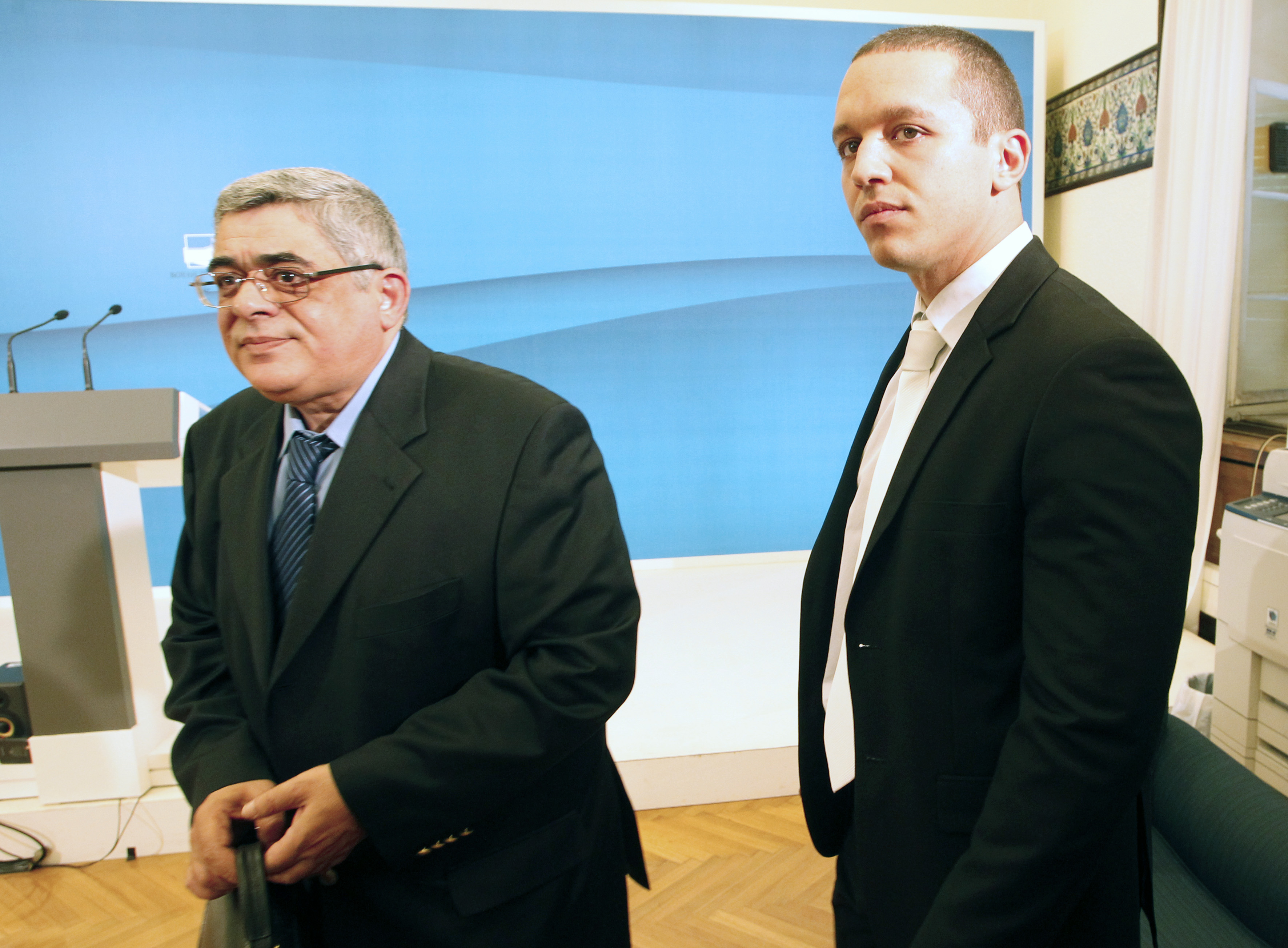 Πρώην στέλεχος της Χρυσής Αυγής μηνύει Μιχαλολιάκο-Κασιδιάρη