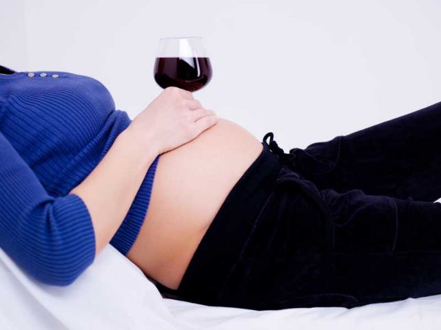 Ασφαλές το αλκοόλ με μέτρο στην εγκυμοσύνη