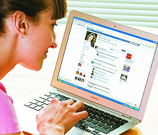 Facebook, internet και κουτσομπολιό εν ώρα εργασίας