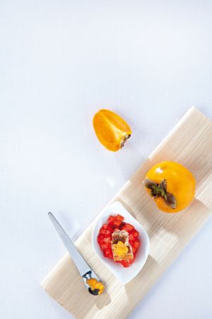 Χοιρινή πανσέτα µε γλυκόξινο κυδώνι και λωτό