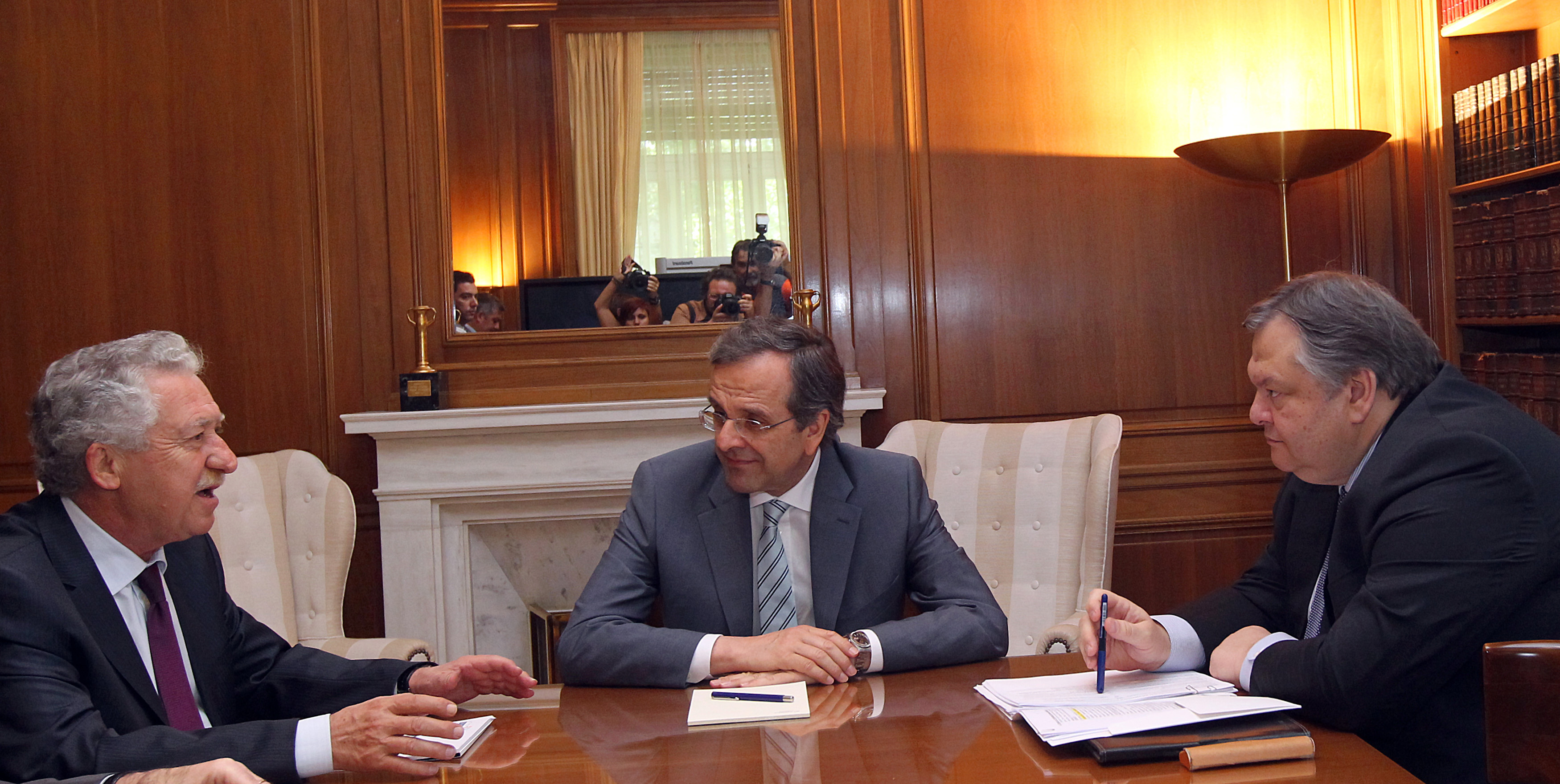 Σαμαράς, Βενιζέλος, Κουβέλης στις 6μμ την Τετάρτη στο Μαξίμου