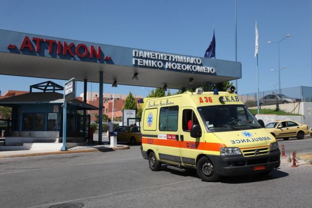Georgiadis visits Attikon hospital, attacked by employees