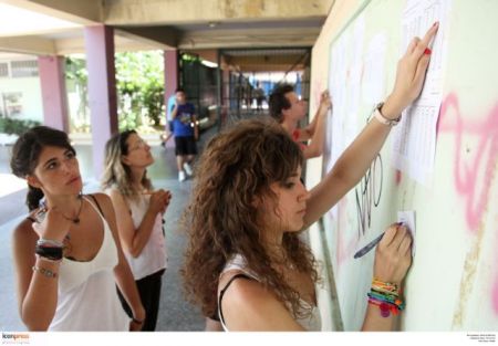 Αναρτήθηκαν οι βαθμοί των Πανελλαδικών – Πτώση των βάσεων σε όλα τα επιστημονικά πεδία