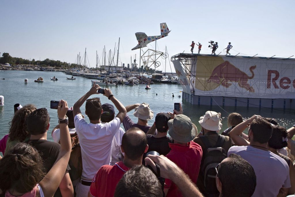 Δροσερές αυτοσχέδιες πτήσεις στο Φάληρο