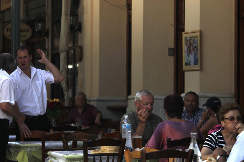 Προωθείται μείωση-αστραπή του ΦΠΑ στην εστίαση στο 13%