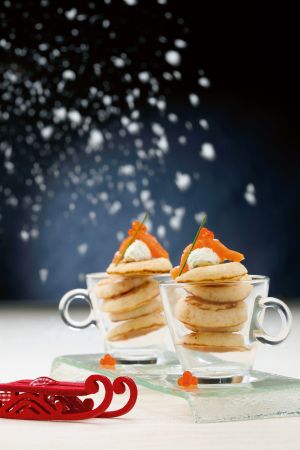 Μπλινί µε καπνιστό σολοµό και µπρικ