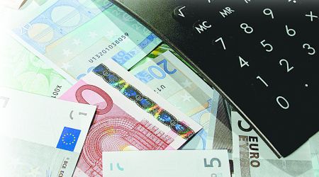 Μειώνεται διαρκώς το εισόδημα και η αγοραστική δύναμη των ελλήνων