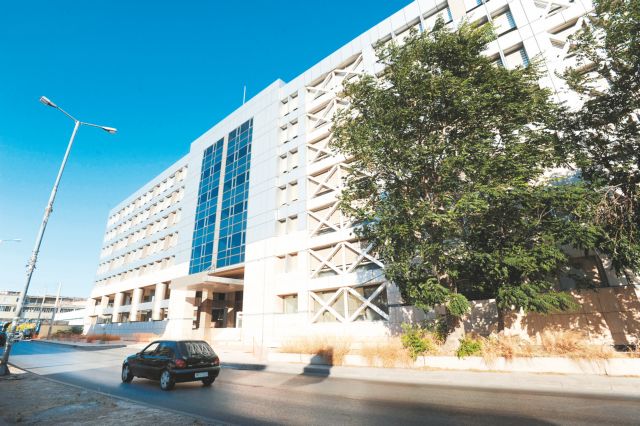 «Κόφτης» διαρκείας στο Δημόσιο για εξοικονόμηση δαπανών