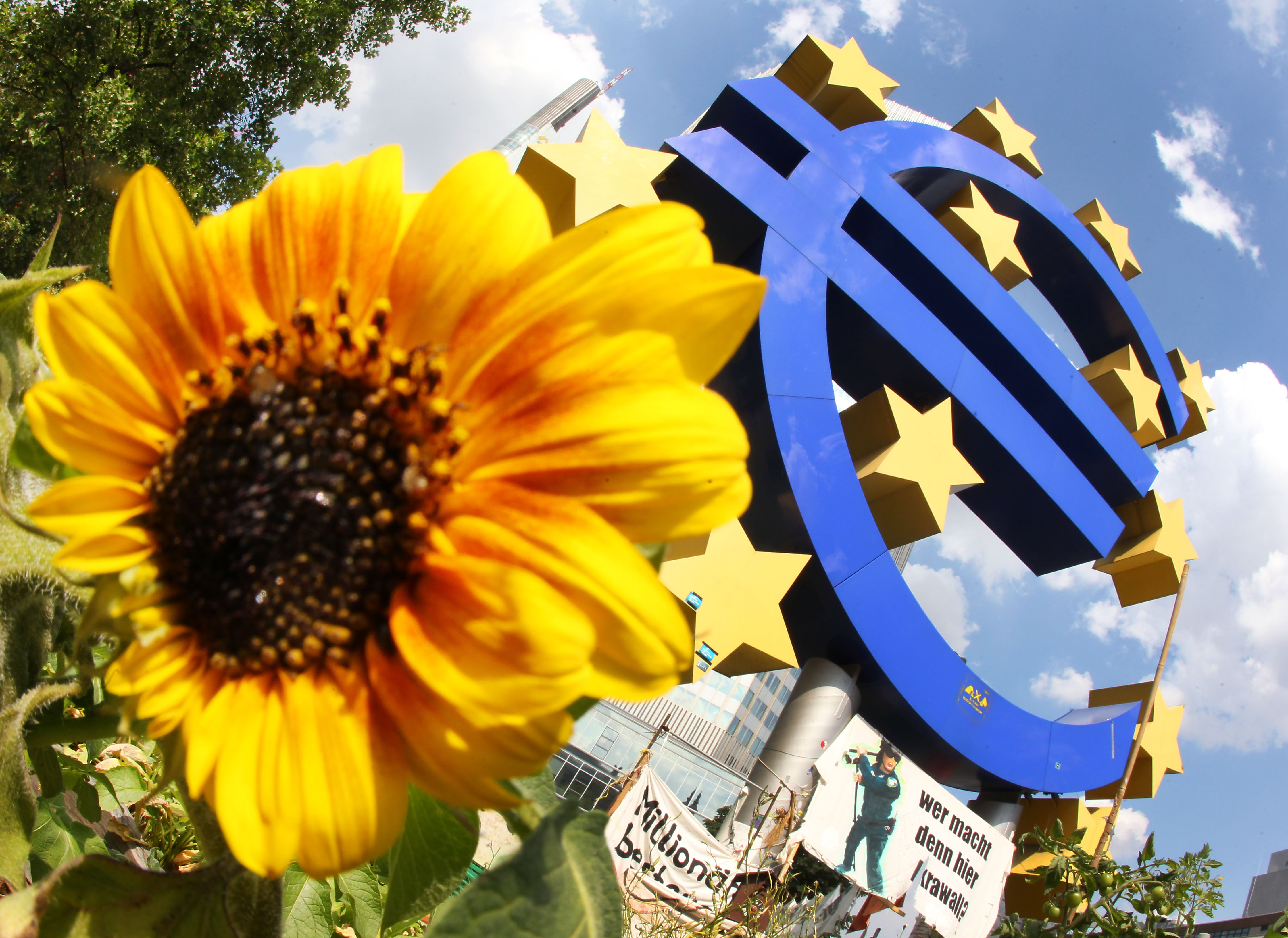 Eurostat : Ανάπτυξη 0,7% στην ευρωζώνη το β΄ τρίμηνο του 2014