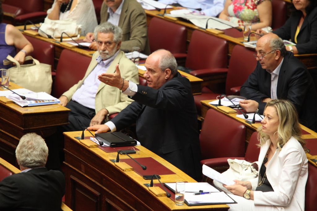 Τέρενς Κουίκ: Υπερασπίστηκε τους υπαλλήλους της Βουλής για το επίδομα