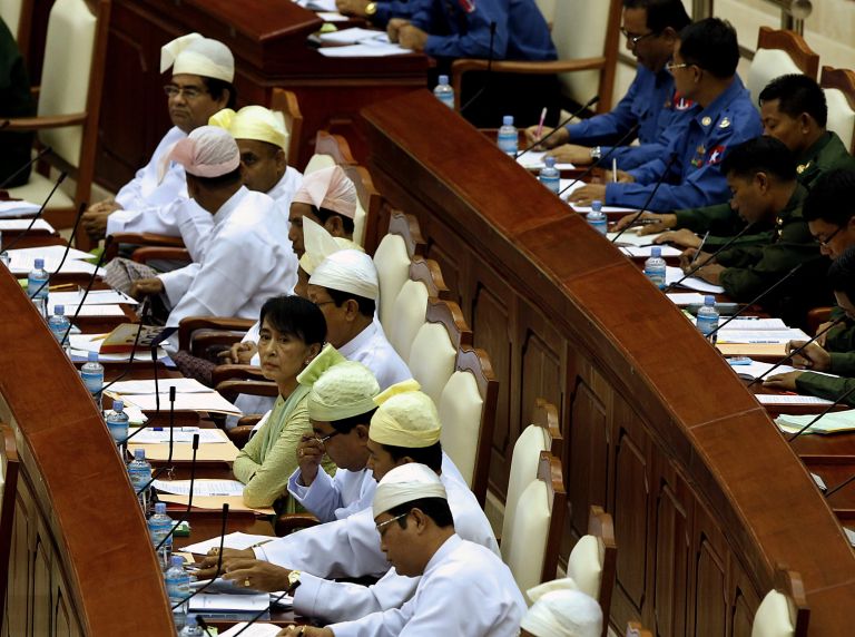 Μιανμάρ: Η επίσημη πρώτη της Αούνγκ Σαν Σούου Κίι στο Κοινοβούλιο | tovima.gr
