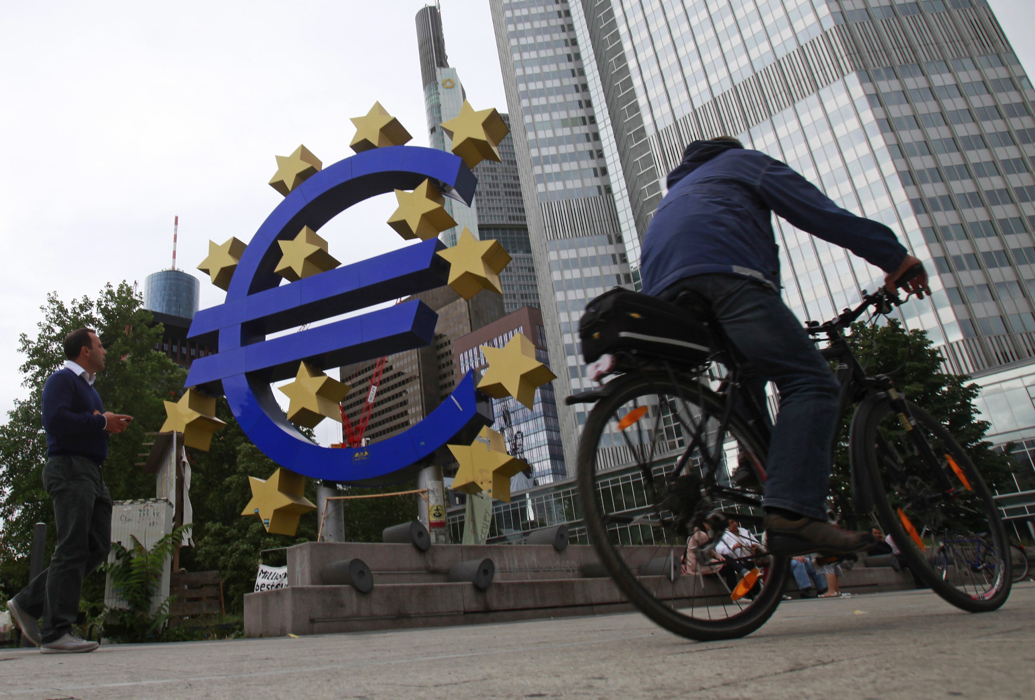 ΔΝΤ καλεί ΕΚΤ να δεχτεί τις απώλειες από το ελληνικό χρέος