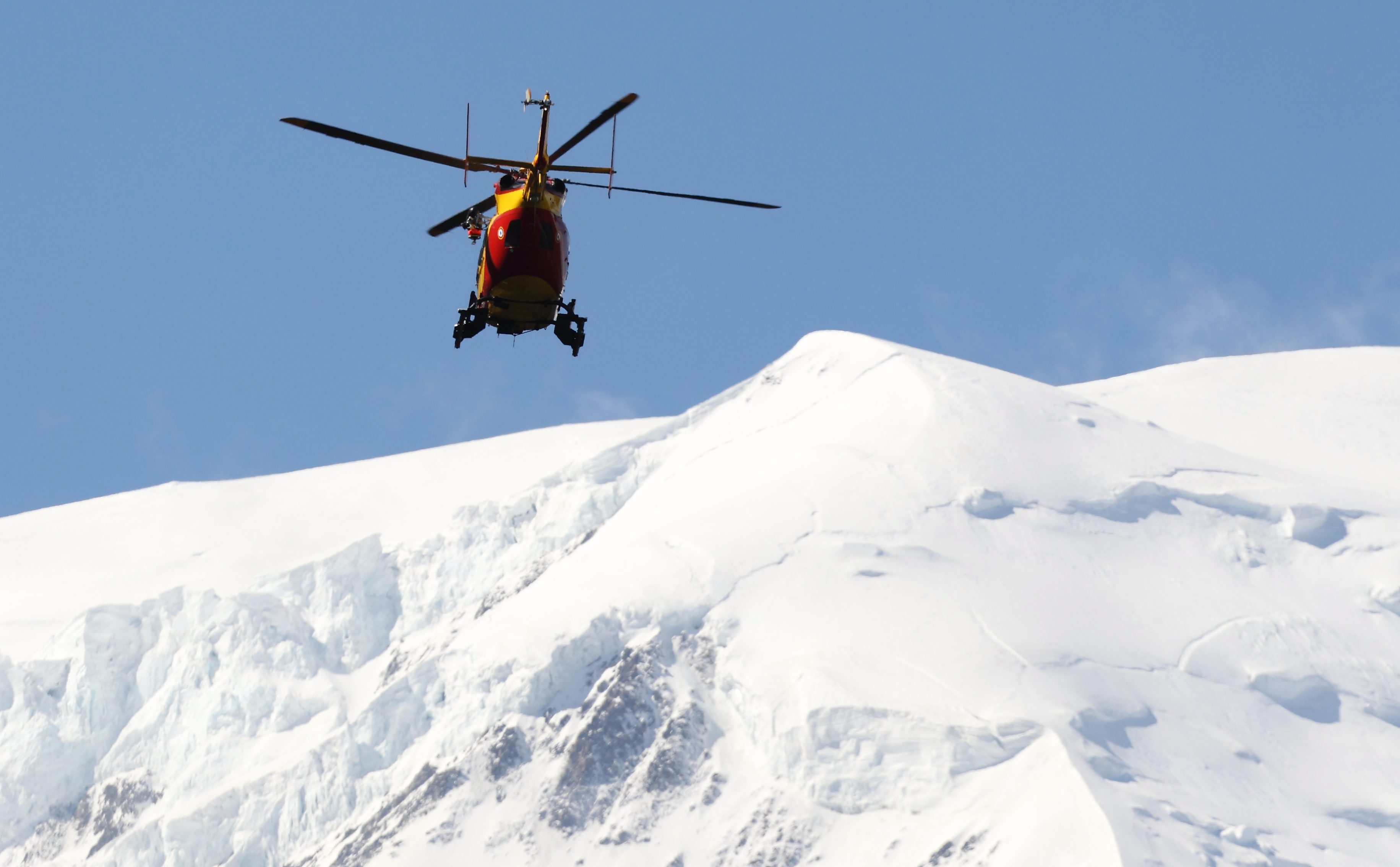 Τουλάχιστον τέσσερις νεκροί από χιονοστιβάδα στις γαλλικές Άλπεις