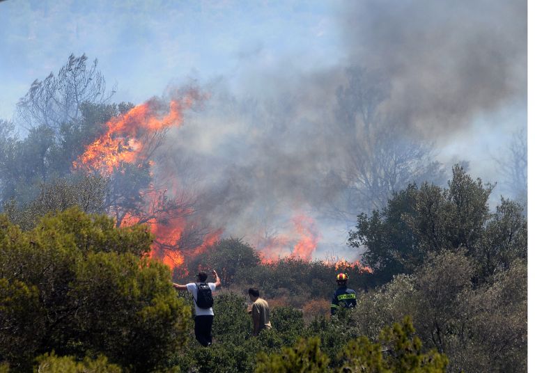 Σε εξέλιξη δασική πυρκαγιά στο Ζευγολατιό και Ξυλόκαστρο Κορινθίας | tovima.gr