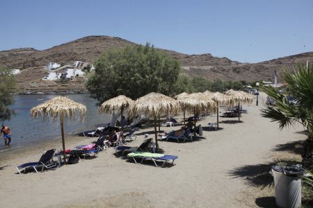 ΥΠΟΙΚ: «Δεν αίρεται η κοινή χρήση του αιγιαλού και της παραλίας»