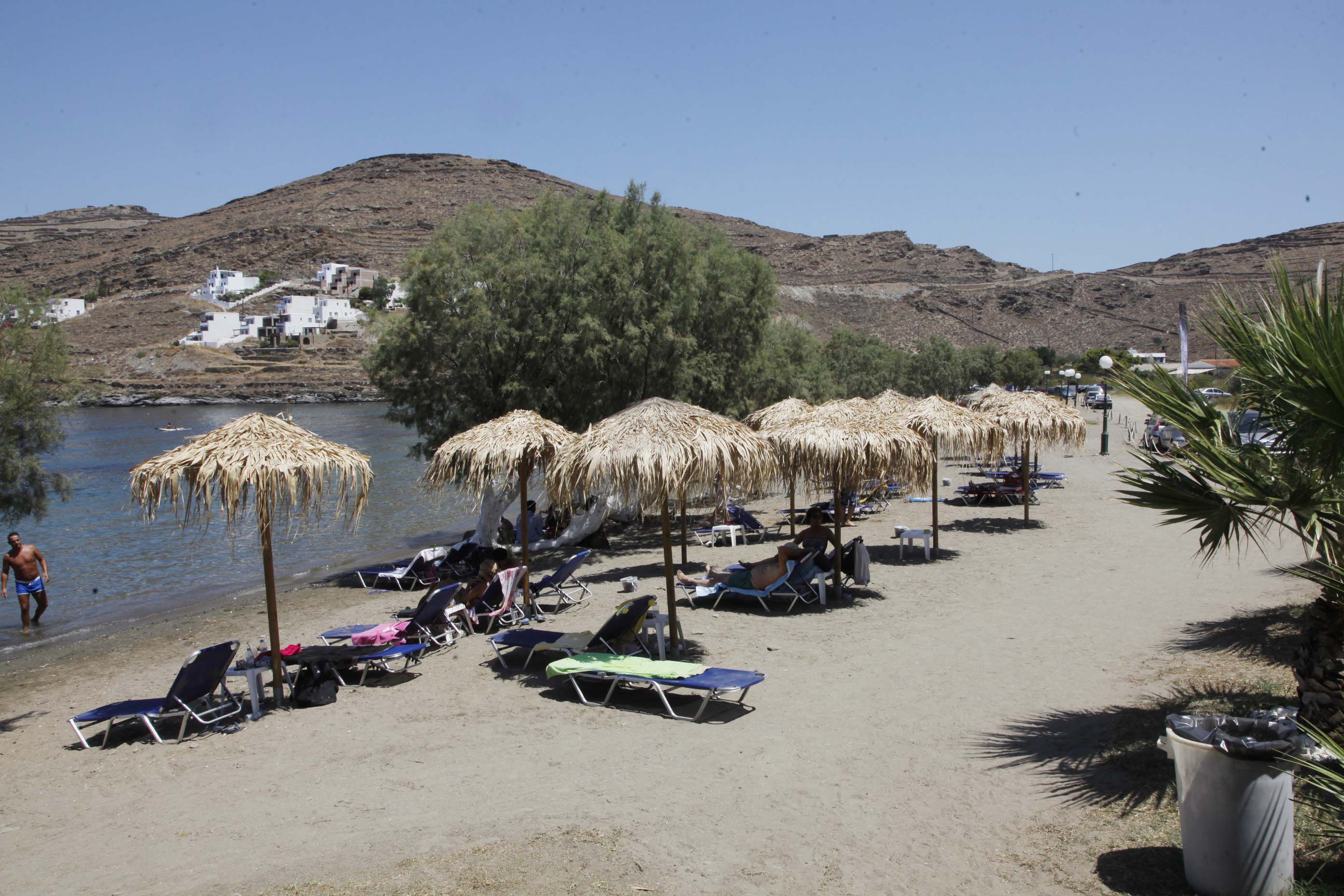 ΥΠΟΙΚ: «Δεν αίρεται η κοινή χρήση του αιγιαλού και της παραλίας»